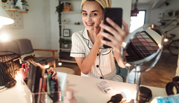 美图2021年营收同比增39.5%，但月活下降亏损增加