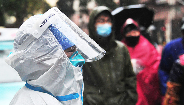 【图集】上海抗“疫”一线志愿者：连夜做核酸，为老人上门服务