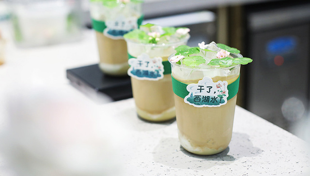 每周奇趣掠影丨日本东京迎来樱花季；杭州推出荷花“盆景”咖啡