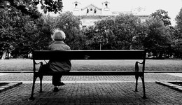 【特写】县城独居老人：养儿未必防老