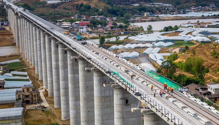 两大基建巨头去年营收均突破万亿元