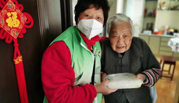 獨(dú)居老人遇上封控措手不及？上海這群人無(wú)微不至讓老人有所依