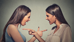 不允许直言不讳又批评塑料友情，这样的社会文化如何伤害了女孩们？| 专访