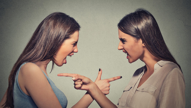 不允许直言不讳又批评塑料友情，这样的社会文化如何伤害了女孩们？| 专访