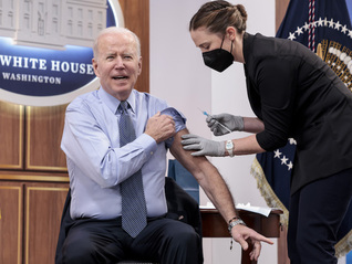 普通人需要打第四针新冠疫苗吗？国外最新研究有这些启示