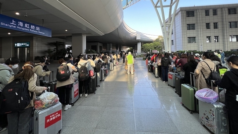 【图集】来自武汉、天津、南昌等地数千名医务人员乘高铁抵沪