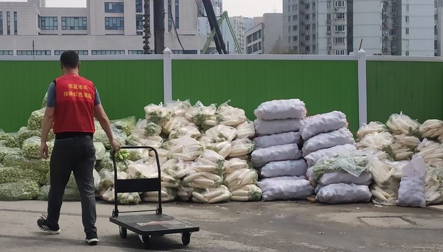 采购平价菜、为工地捐菜、帮急病患者打电话……上海市民“沪”相支援，守望相助 | 上海战疫