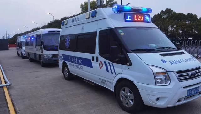 新冠确诊病例闭环转运车驰过安静的上海|上海战疫