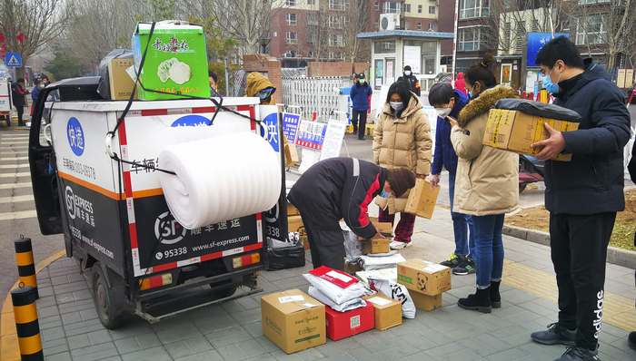 在货车上睡了二十多天的快递员与无人车配送，让包邮区齿轮继续转动｜上海战疫