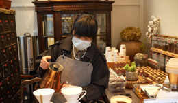 我在阿里旁賣咖啡：今年57，一條街十幾個(gè)同行