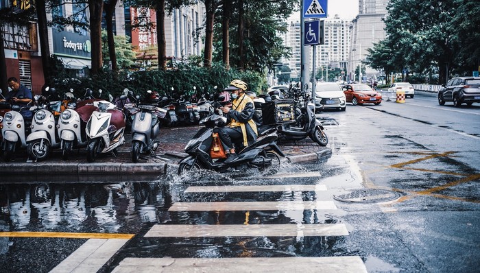 凌晨四点去菜场批发生鲜，外卖员转型“代购”为市民送菜｜上海战疫