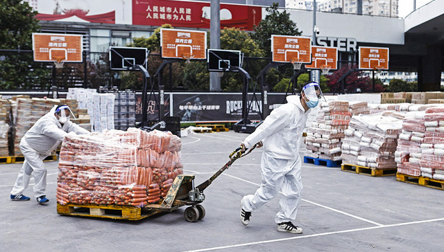 【图集】抗疫生活物资陆续运抵上海，工作人员努力打通配送“最后100米” | 上海战疫