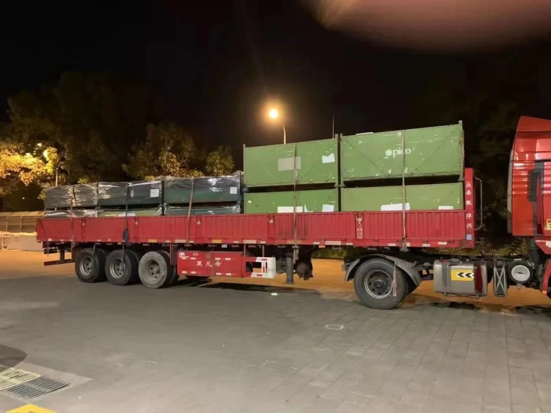 4月6日凌晨0时15分，第一车材料到场 。 本文图均为 受访者 供图