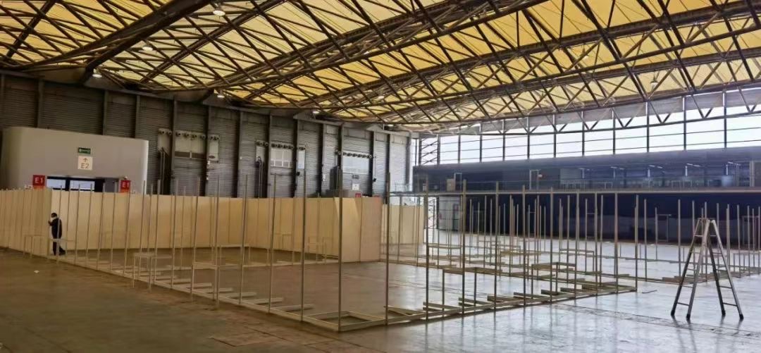 新国际博览中心方舱医院8500平米办公区建设现场