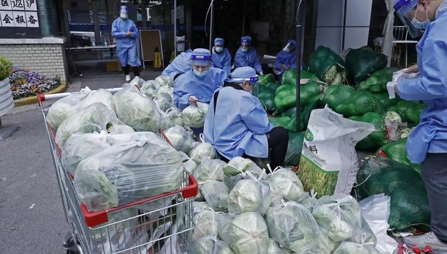 居家隔离的物业志愿者，用“群接龙”协调小区物资供应｜上海战疫