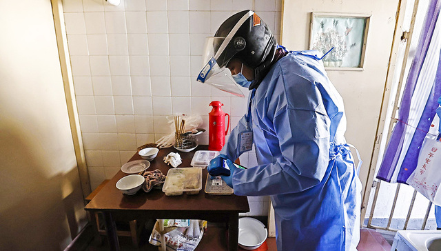 【图集】社区抗疫：食堂为独居老人送餐，志愿者代配药保障居民生活 | 上海战疫