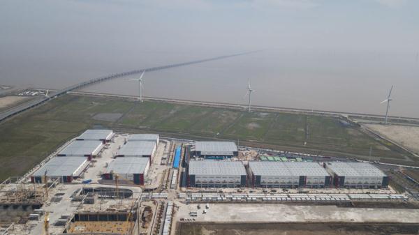 新华全媒＋丨上海临港方舱医院投入使用