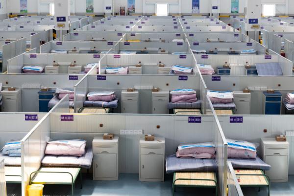 新华全媒＋丨上海临港方舱医院投入使用