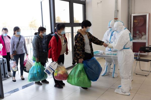 新华全媒＋丨上海临港方舱医院投入使用