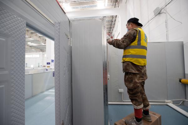 新华全媒＋丨上海临港方舱医院投入使用