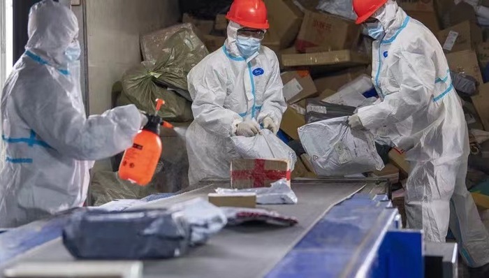 快递员睡在网点半个月，保障末端“闭环式”配送 | 上海战疫