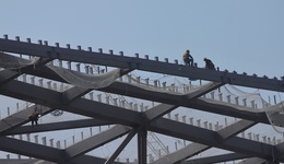 基建投資將擔重任，兩大制約因素不容忽視