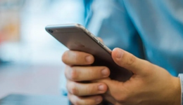 冲击高端手机市场？自保更重要