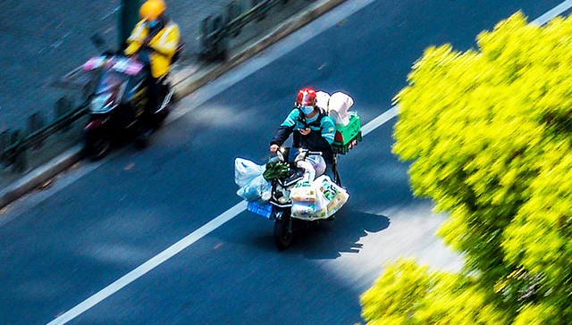 【图集】千名骑手重返岗位：上海街头，疫情下的外卖员丨上海战疫