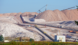 262只鋰電股齊跌，“鋰業(yè)雙雄”股價(jià)都腰斬了