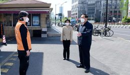 把物資保供、醫(yī)療救助、應急處置各個通道堅決打通疏通！李強實地檢查物資保供和封閉小區(qū)管理
