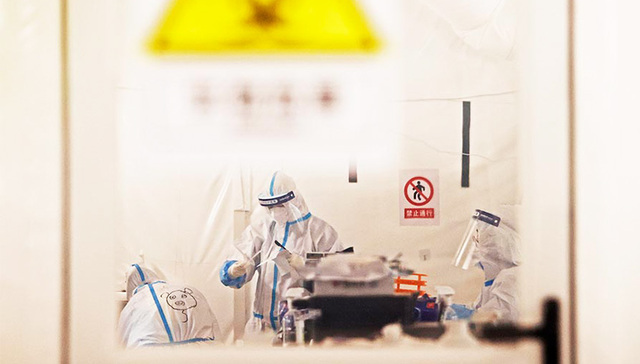 【图集】技术助力抗疫：无人车配送物资，“火眼”实验室日检测通量可达10万单管丨上海战疫