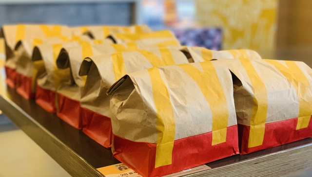 上海连锁餐饮陆续恢复营业，“员工在地板上睡了20多天”｜上海战疫