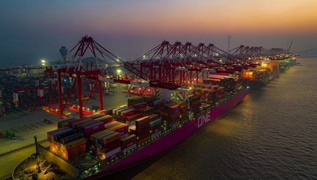 上海港承压、船公司跳港，上港集团多举措保障港口运转