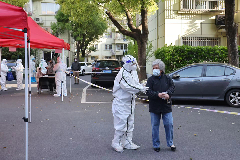 志愿者帮助老龄邻居解决生活困难    摄影记者/任玉明