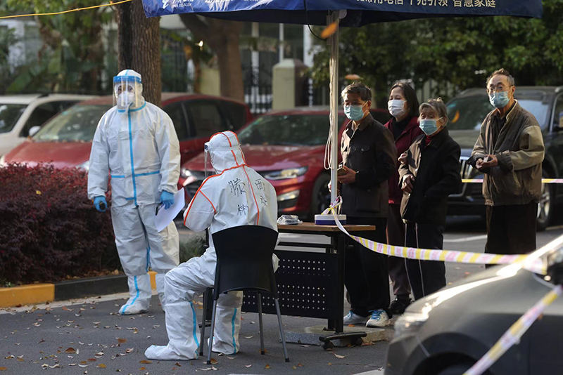 医务人员为社区做核酸    摄影记者/任玉明