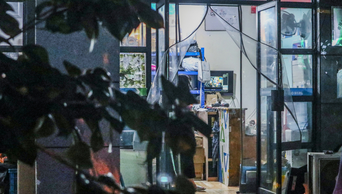 协助装卸抗疫物资、帮社区老人买菜，暂未返工的快递员做起了志愿者｜上海战疫