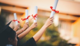 直通部委 | 教育部：每年培養(yǎng)1萬本科生畢業(yè)任教貧困縣  最高檢：去年起訴電詐犯罪近4萬人