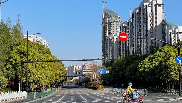 Online grocers juggle priorities to meet new needs