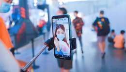 引流、造星、氪金、玩IP，内容平台抢人同向不同路