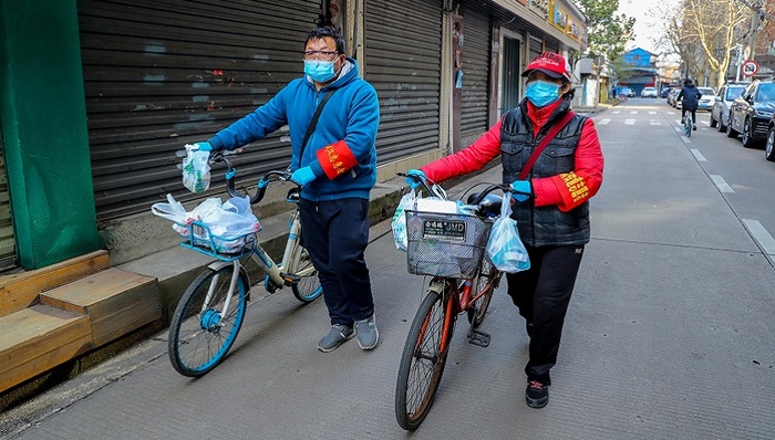 网购、跑腿小哥与志愿者，他们搭起社区用药生命线|上海战疫