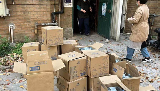 团购食品、关怀老人、防疫消杀，这群年轻人扛起了守护小区的重任