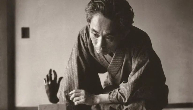 川端康成逝世50周年 | 决绝地毁灭美，是为了在刹那中永恒地祭奠美