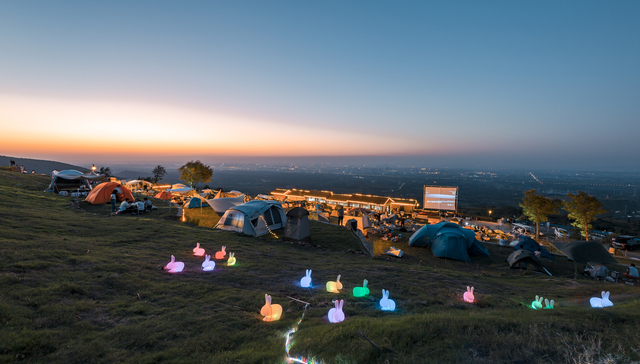 草地上帐篷“疯长”，露营热还在升温