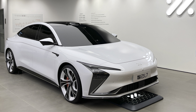 智己L7新车上市，上海临港工厂闭环生产，保供小组驻扎工厂保交付