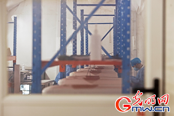 【图片故事】“守沪者联盟”丨上海浦东新区:全力加快核酸检测速度