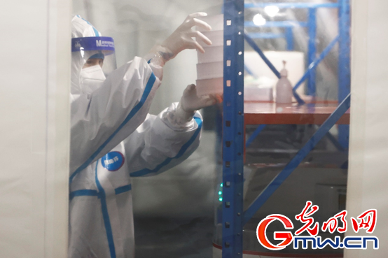 【图片故事】“守沪者联盟”丨上海浦东新区:全力加快核酸检测速度
