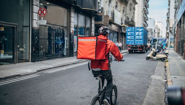 桥洞打地铺、睡商场的快递外卖员，现在有地方住了吗？