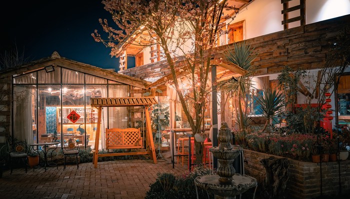 精品民宿一房难求、豪华酒店降价甩卖，五一住宿市场“冰火两重天”