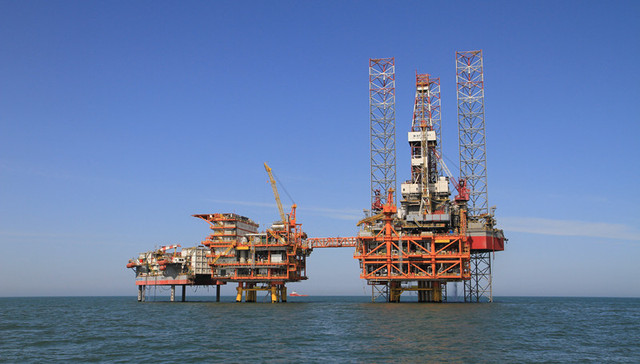 中国首个海上大规模超稠油热采油田投产