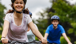 年轻人卷起骑行热